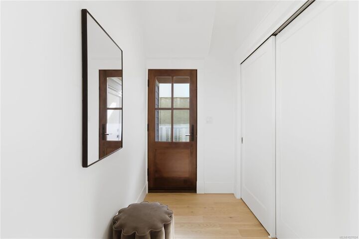 Property Photo:  1915 Fernwood Rd 3  BC V8T 2Y6 