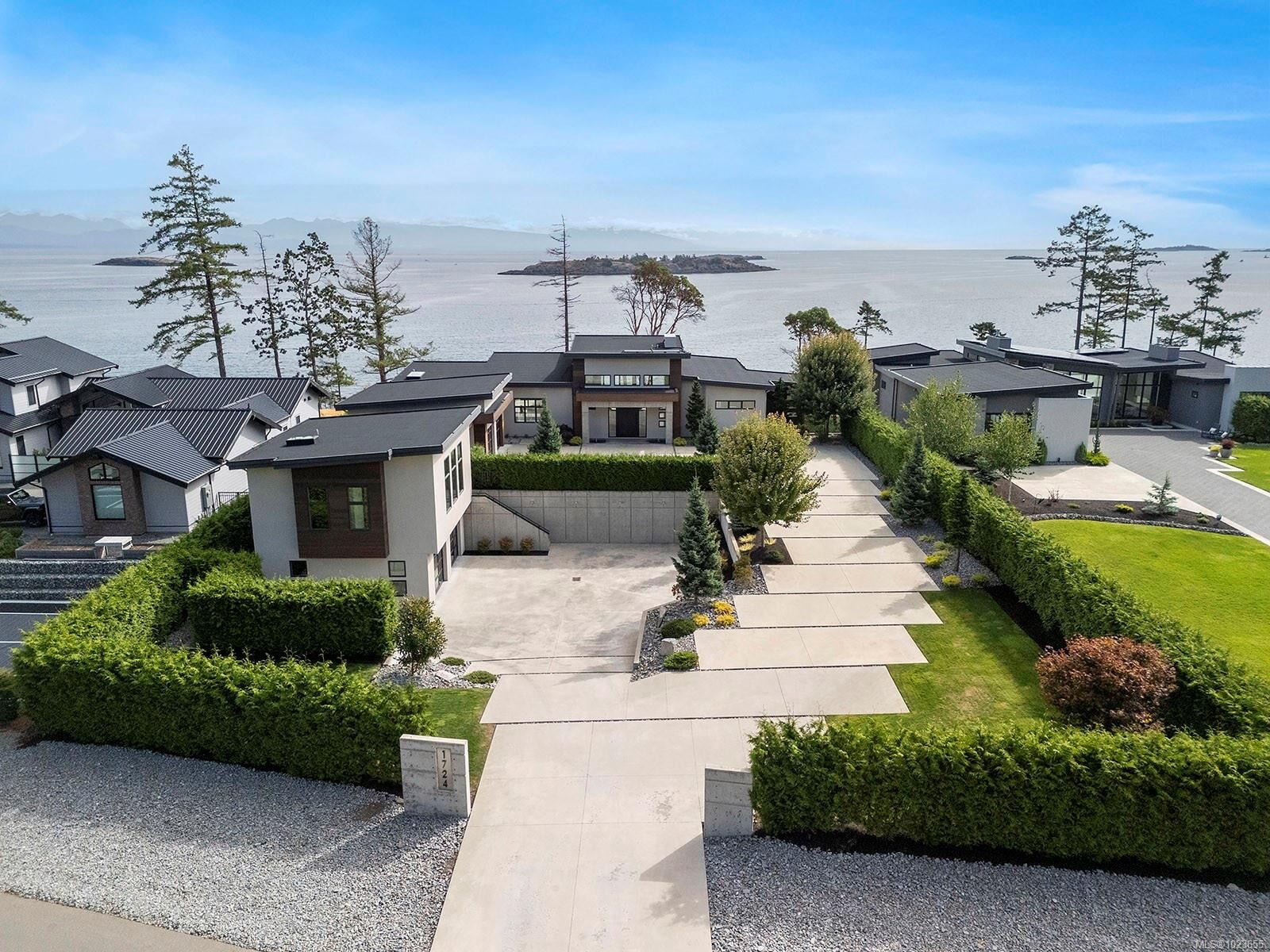 Property Photo: 1724 Oak Leaf Dr BC V9P 9J4