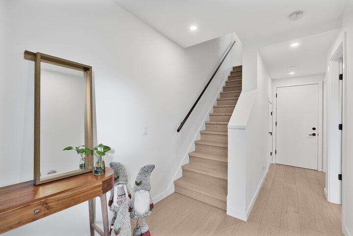 Property Photo: 528 E 2nd Street 11 BC V7L 0G8