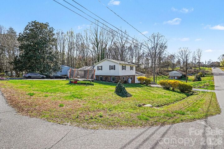 Property Photo: 5069 W Piedmont Circle NC 28613