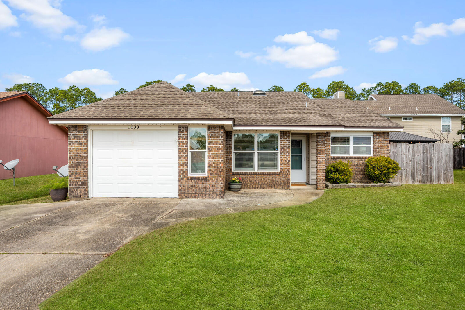 Property Photo:  1833 Hunters Path  FL 32547 