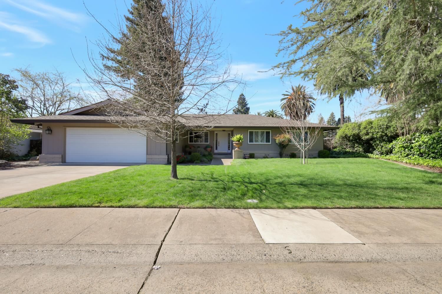 Property Photo:  2851 Royal Palm Way  CA 95608 