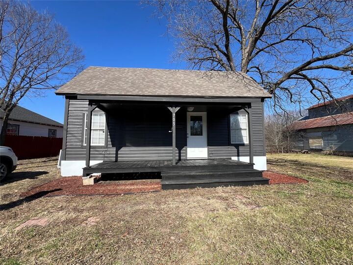 Property Photo:  705 E 1st North Street  TX 75142 