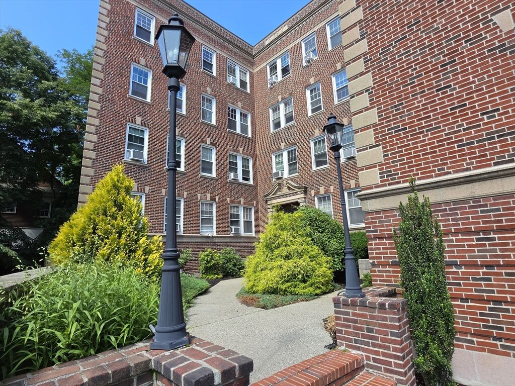 Property Photo:  22 Concord Avenue 11  MA 02138 