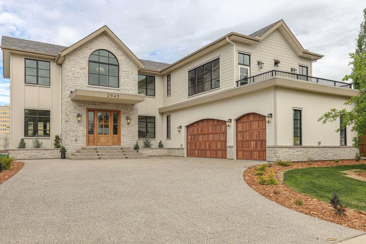 Property Photo:  2945 Toronto Crescent NW  AB T2N 3W4 