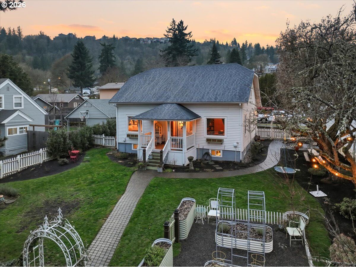 Property Photo:  2207 SW 6th Ave  WA 98607 