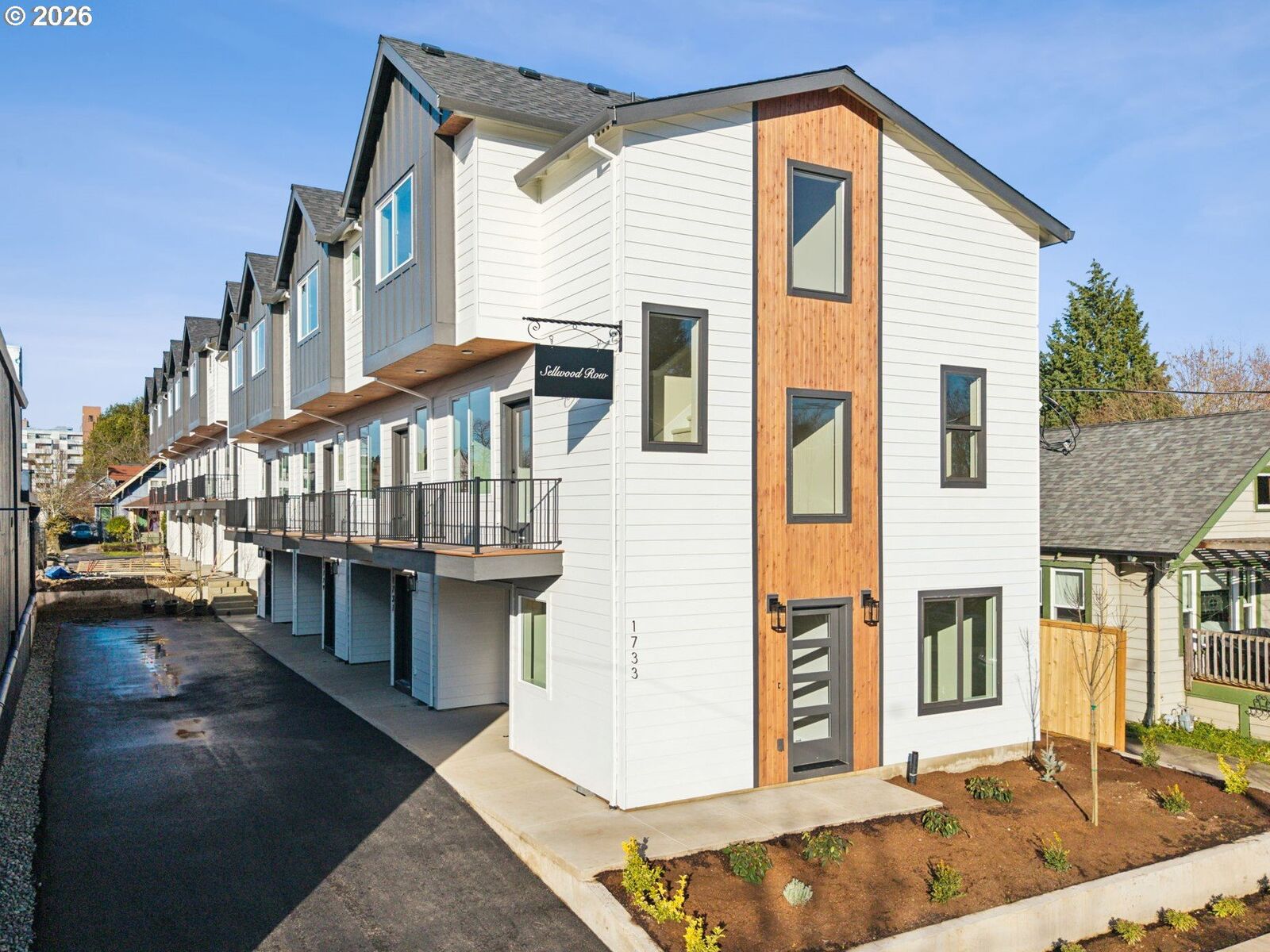 Property Photo:  1731 SE Clatsop St  OR 97202 