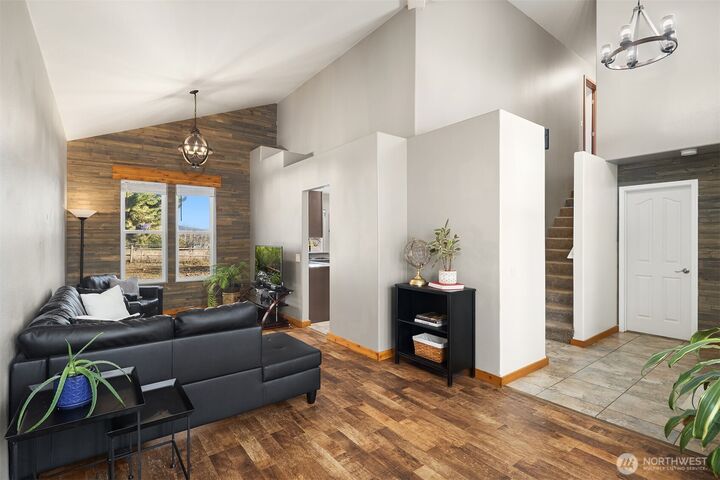 Property Photo:  504 N Floral Avenue  WA 98922 