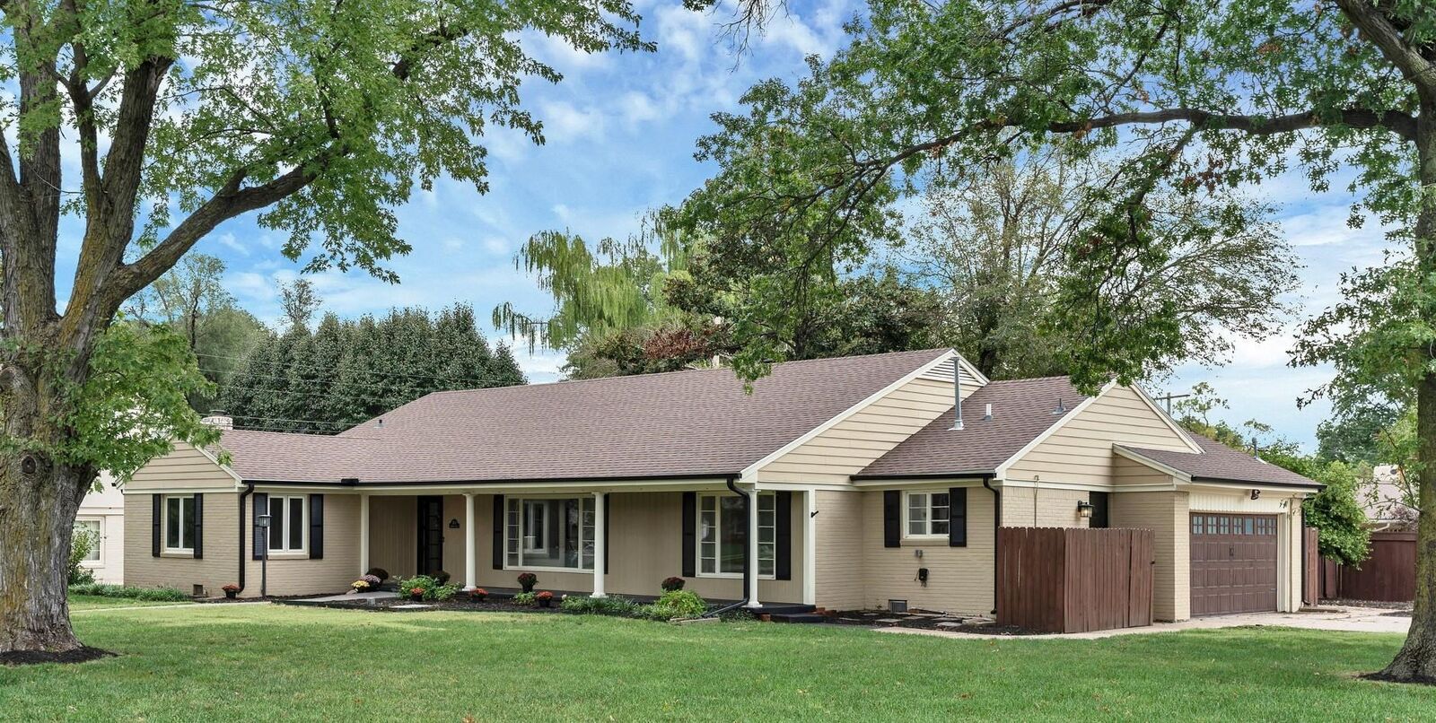 Property Photo: 28 S Colonial Ct KS 67207