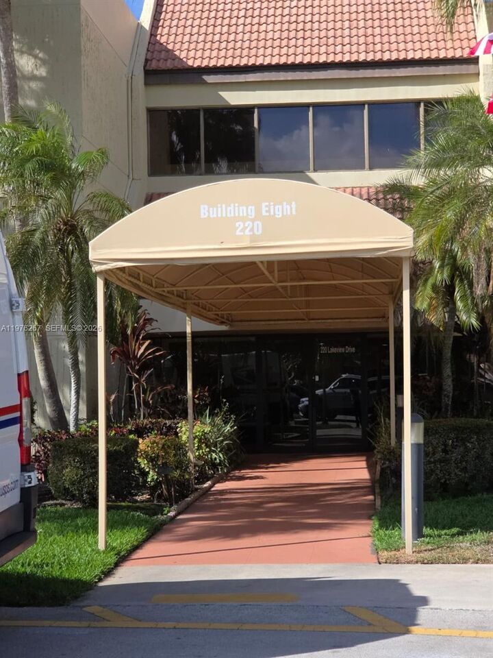 Property Photo:  220 Lakeview Dr 312  FL 33326 