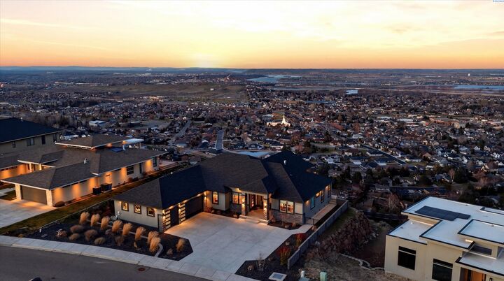 Property Photo:  2508 Falconcrest Loop  WA 99352 