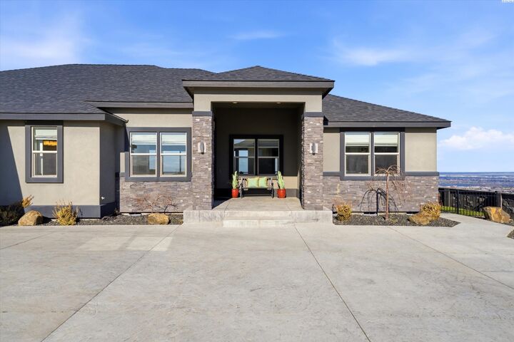 Property Photo:  2508 Falconcrest Loop  WA 99352 