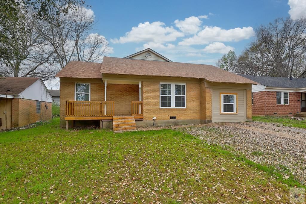 Property Photo:  2321 N Akin  TX 75501 