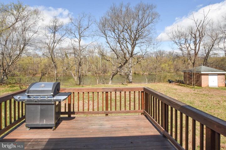 Property Photo:  19141 Youngs Cliff Road  VA 20165 