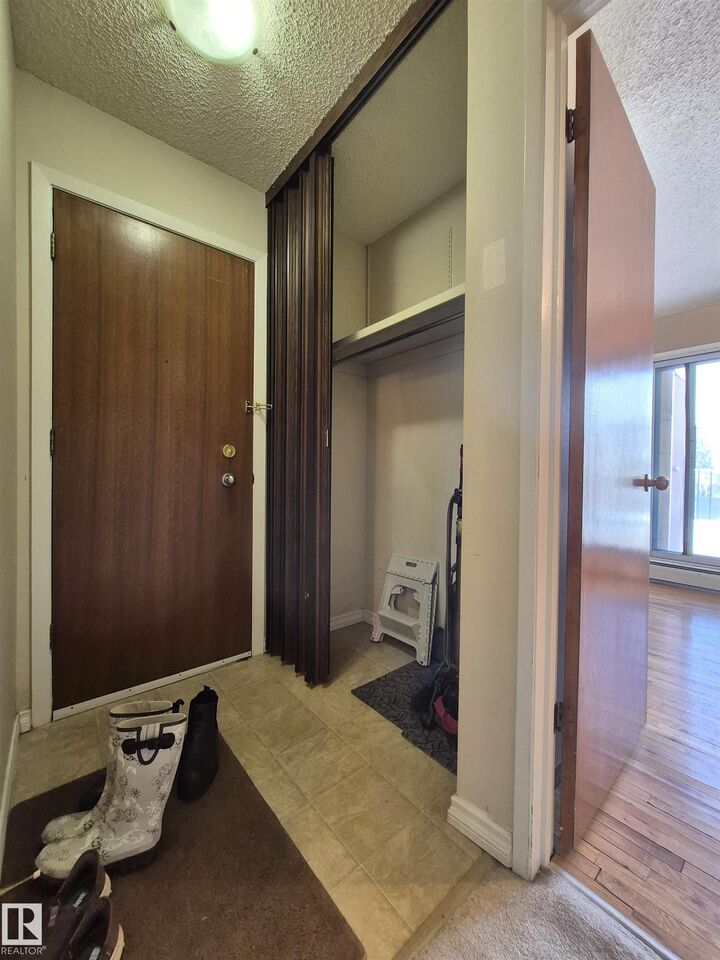 Photo de la propriété:  9140 149 Street NW 4  AB T5R 1C2 