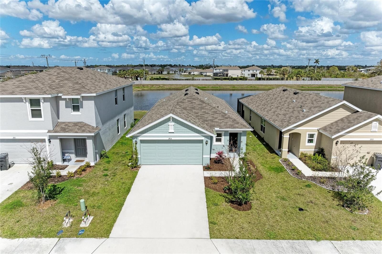 Property Photo: 3915 Direct Green Place FL 34208