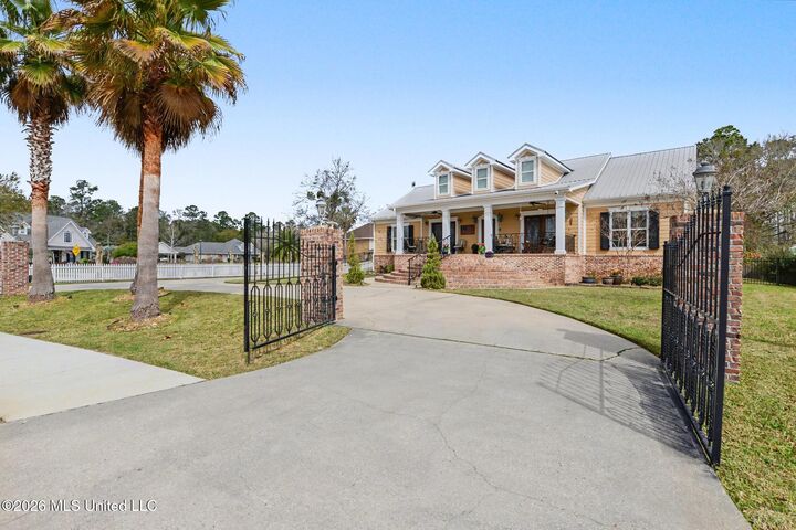 Property Photo:  707 Esplanade Avenue  MS 39520 