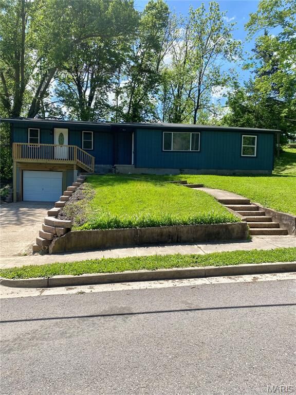 Property Photo: 208 E High Street MO 65565