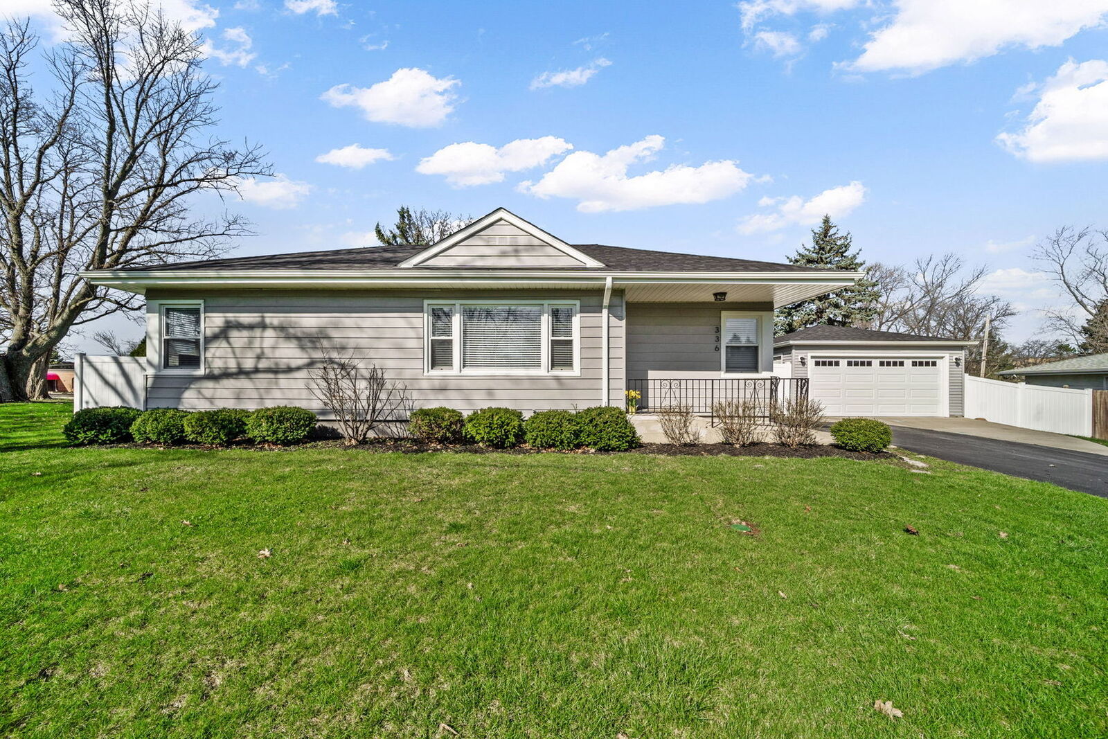 Property Photo:  1S336 Buttercup Lane  IL 60181 