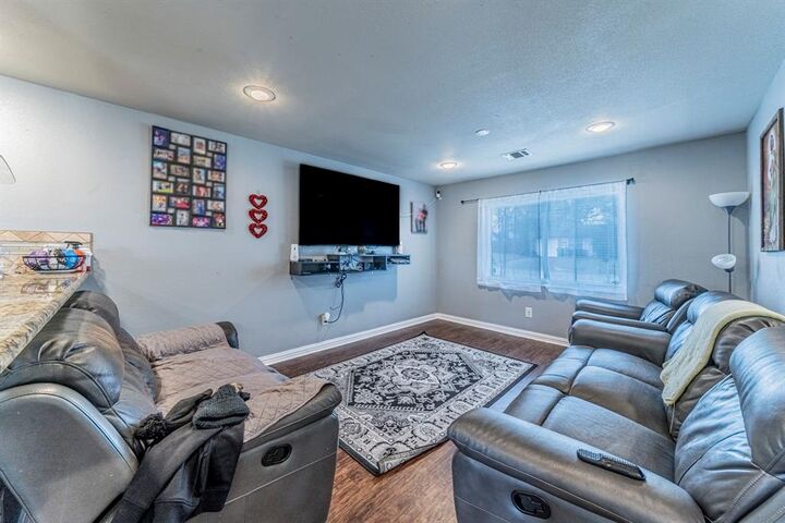 Property Photo:  504 Lynda Lane  TX 76010 