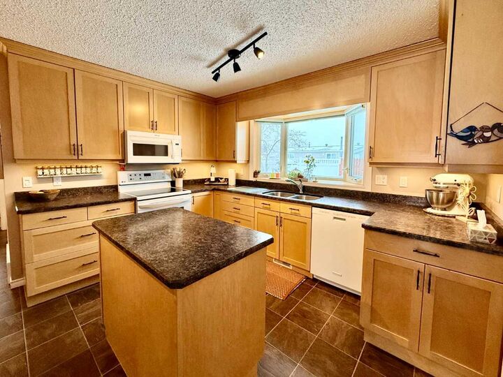 Property Photo:  1621 4 Avenue  AB T9W 1J3 