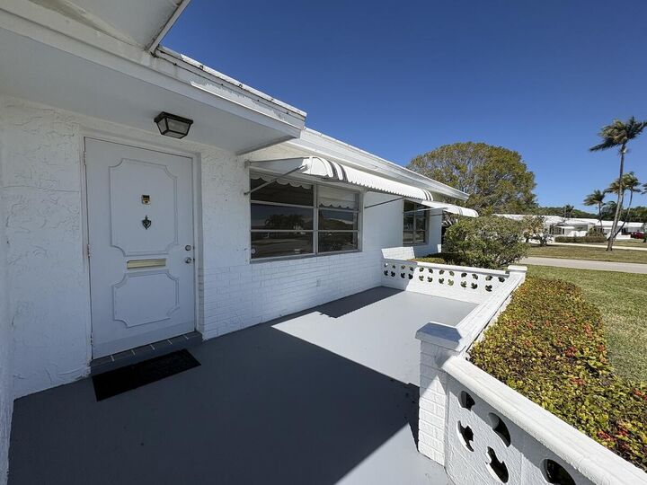 Property Photo:  2003 SW 18th Street  FL 33426 