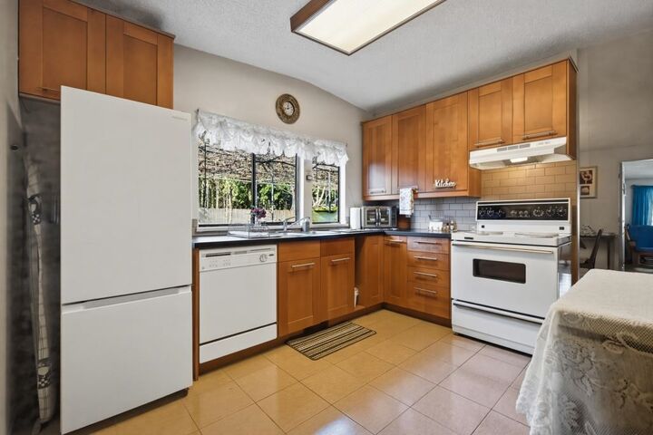 Property Photo: 12337 98 Avenue BC V3V 2K2