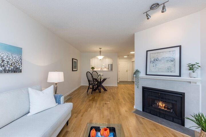 Property Photo:  2800 Chesterfield Avenue 201  BC V7N 4M1 