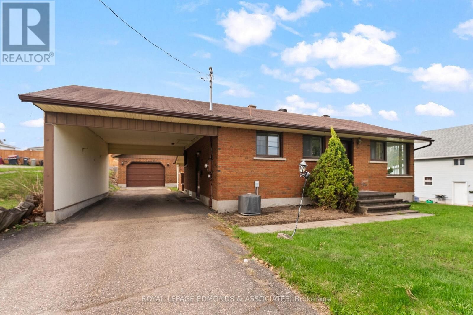 Property Photo: 90 Deacon Street ON K8A 2J4