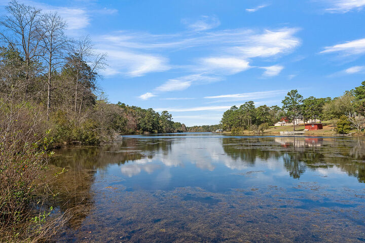Property Photo: 132 Wedgewood Lane FL 32536