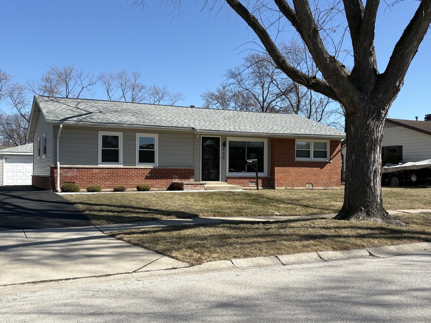 Property Photo:  935 Elmwood Lane  IL 60007 