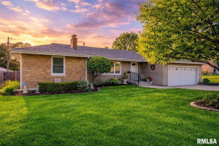 Property Photo: 4621 N Woodview Avenue IL 61614