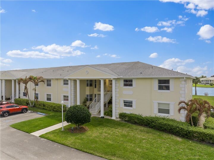 Property Photo:  319 N Grove Isle Circle 319  FL 32962 