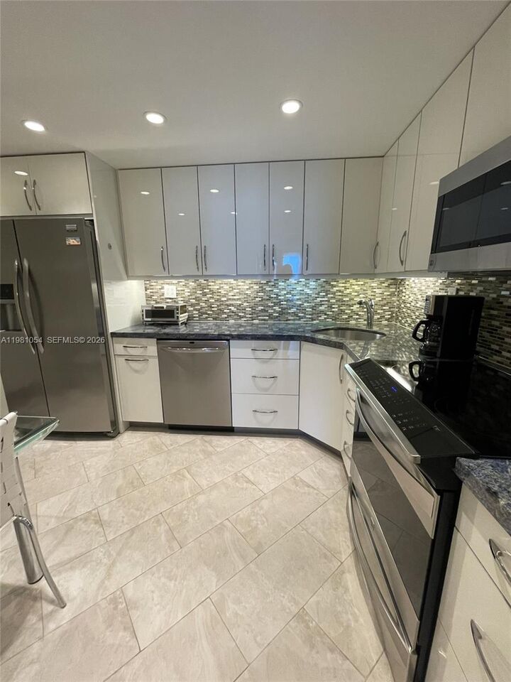 Property Photo: 1410 S Ocean Dr 402 FL 33019