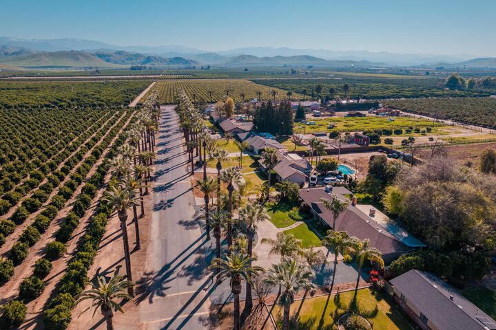 Property Photo: 915 S Strathmore Avenue N CA 93247