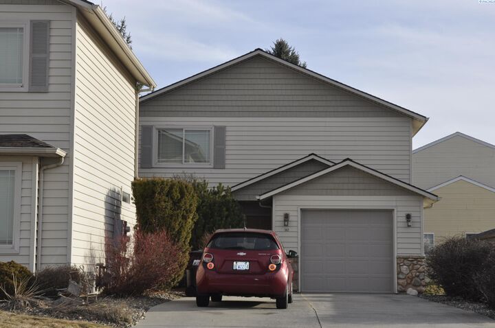Property Photo:  580-582 SE Shoemaker Pl  WA 99163 