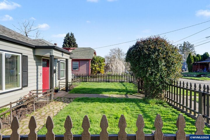 Property Photo:  345 23rd St N  OR 97301 
