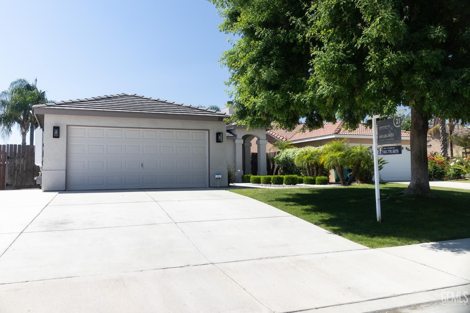 Property Photo:  329 W Pilot Avenue  CA 93308 