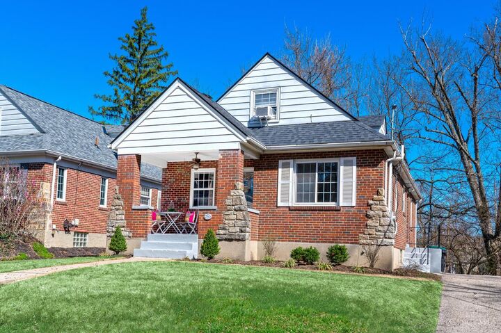 Property Photo: 2560 Ridgeland Place OH 45212