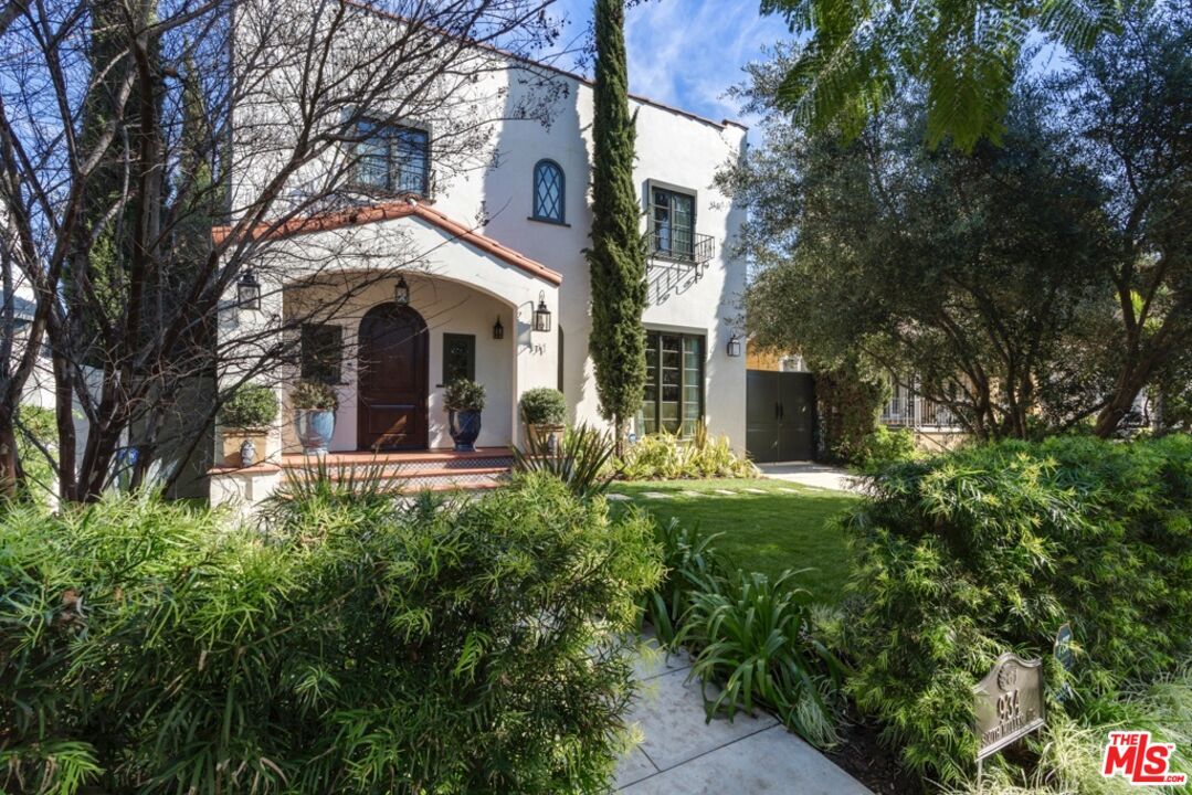 Property Photo:  934 S Mullen Ave  CA 90019 