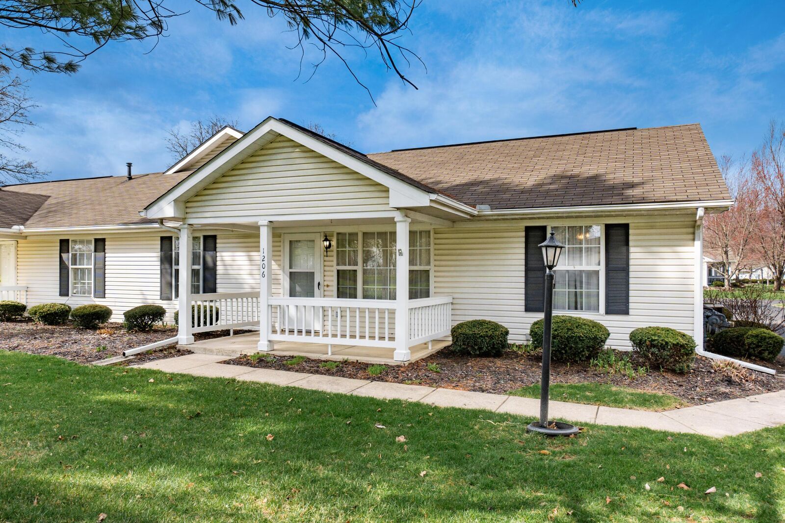 Property Photo:  1206 Hillview E Circle  OH 43055 