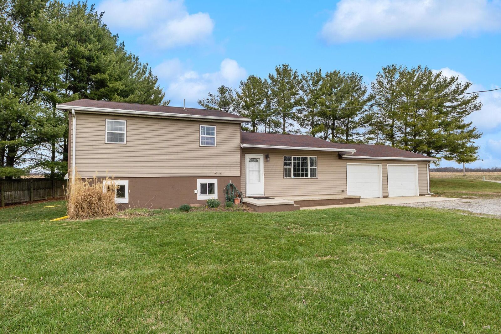 Property Photo: 585 County Road 21 OH 43003