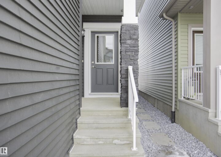 Photo de la propriété:  3631 213 Street NW  AB T6M 3C1 