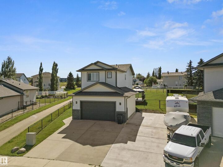 Photo de la propriété: 4498 40 Street AB T7A 1W4