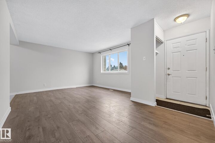 Photo de la propriété:  1414 Lakewood Road NW  AB T6K 3M2 