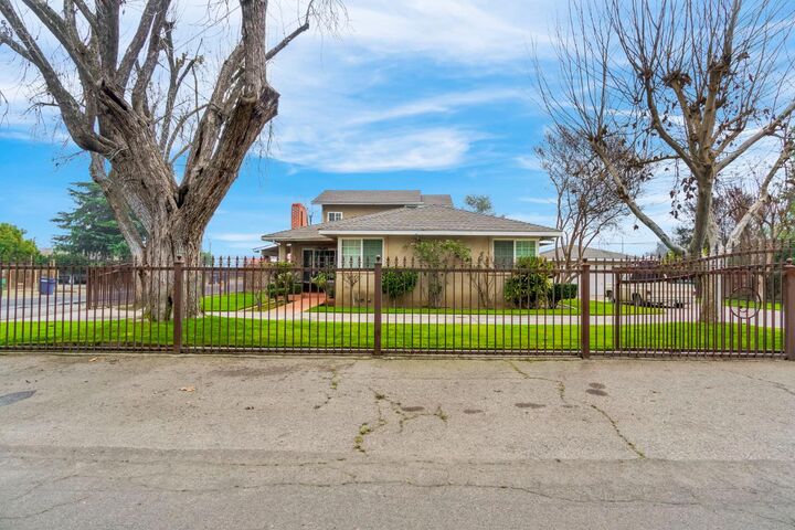 Property Photo:  907 S Rogers Lane  CA 93727 