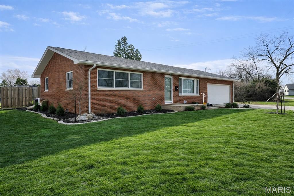 Property Photo:  818 Kenton Boulevard  IL 62568 
