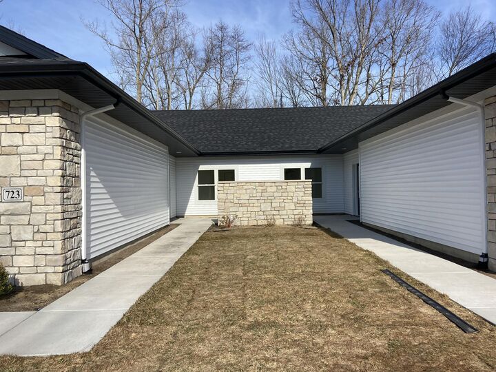 Property Photo:  725 Violet Way  MI 49085 