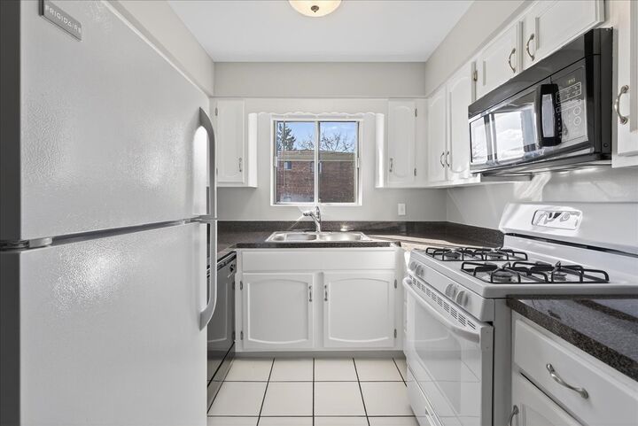 Property Photo: 604 W 65th Street 4 IL 60559