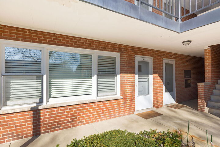 Property Photo: 720 N Western Avenue 4 IL 60068